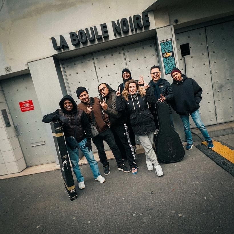 Alexandra Mussard et ses musiciens devant La Boule Noire à Paris