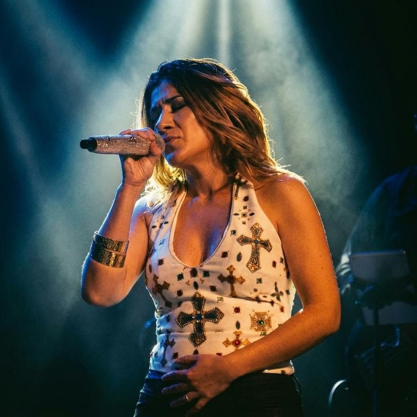 Alexandra Mussard en concert au Kerveguen, sous une lumière bleue