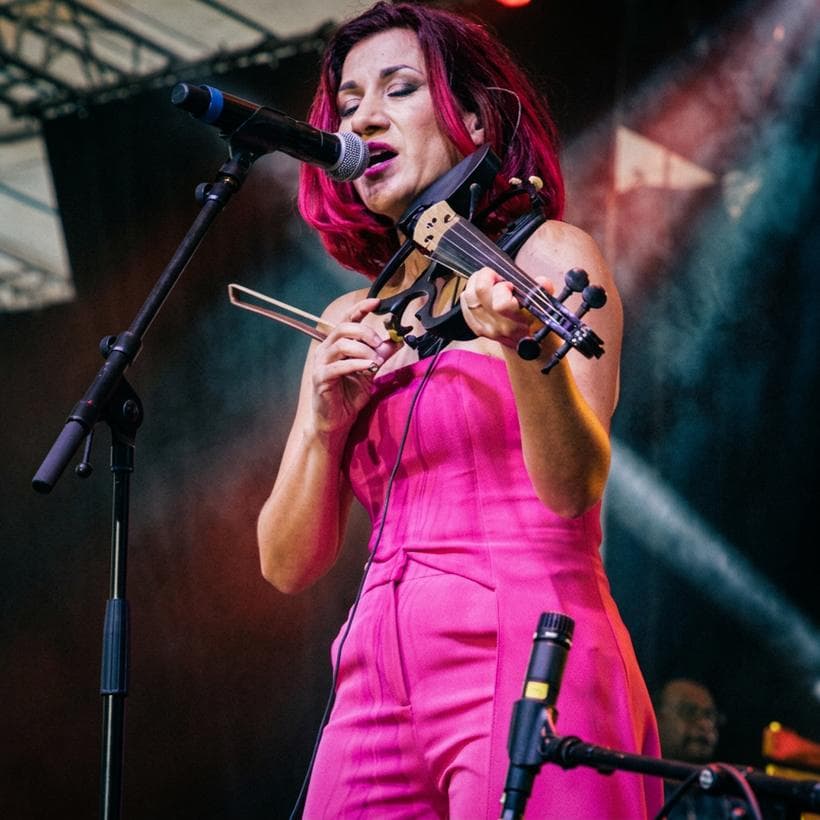 Alexandra Mussard au violon électrique sur la scène de Miel Vert